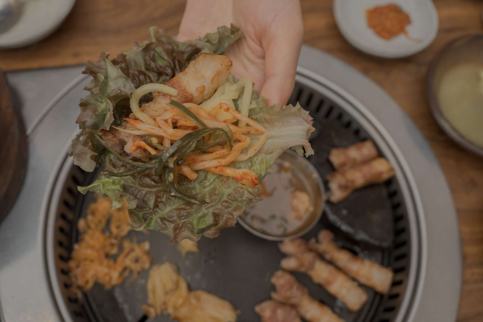 釜山美食｜海雲台站【味贊王鹽烤肉 맛찬들왕소금구이】。無法抗拒的菜包厚切熟成豬五花 - Listen to LU 旅食光